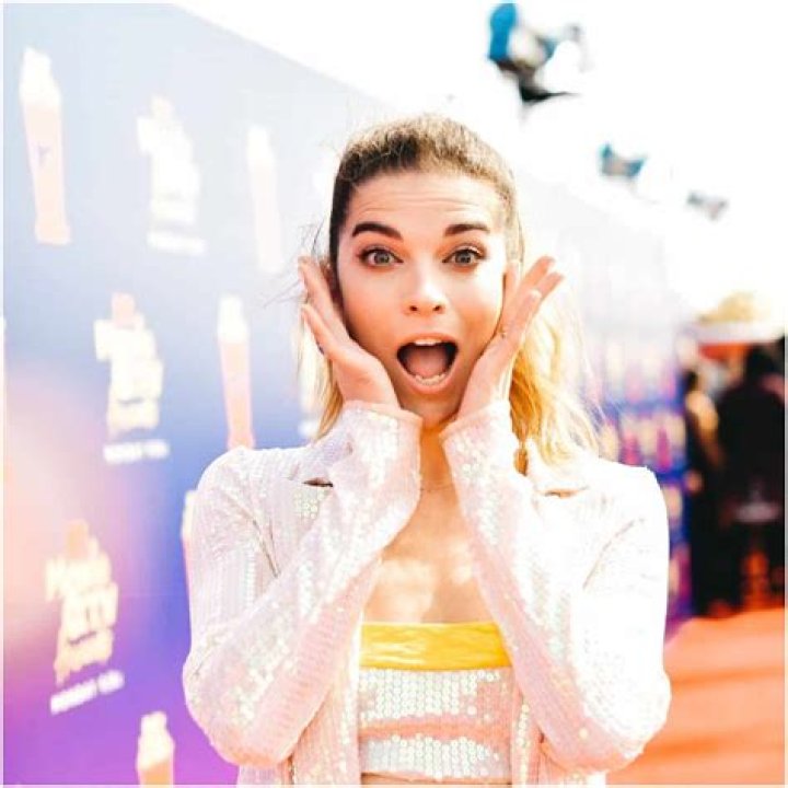 Annie Murphy Net Worth | How Rich Is She | Lifestyle And Career Highlights