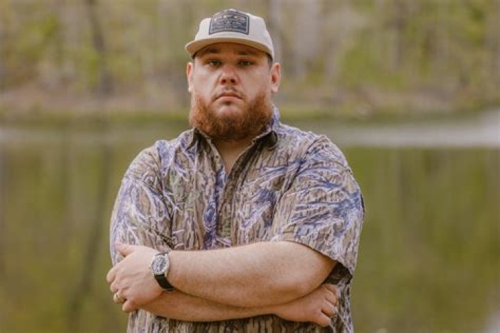 Is Luke Combs Bald | Shaved Head Trending Online